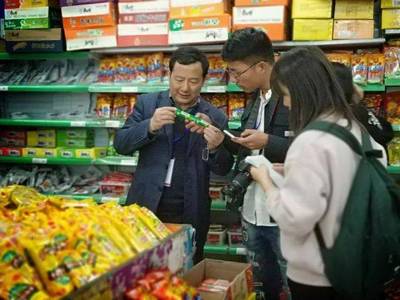 我校后勤領導小組深入地超開展商品調研，全面摸底市場情況